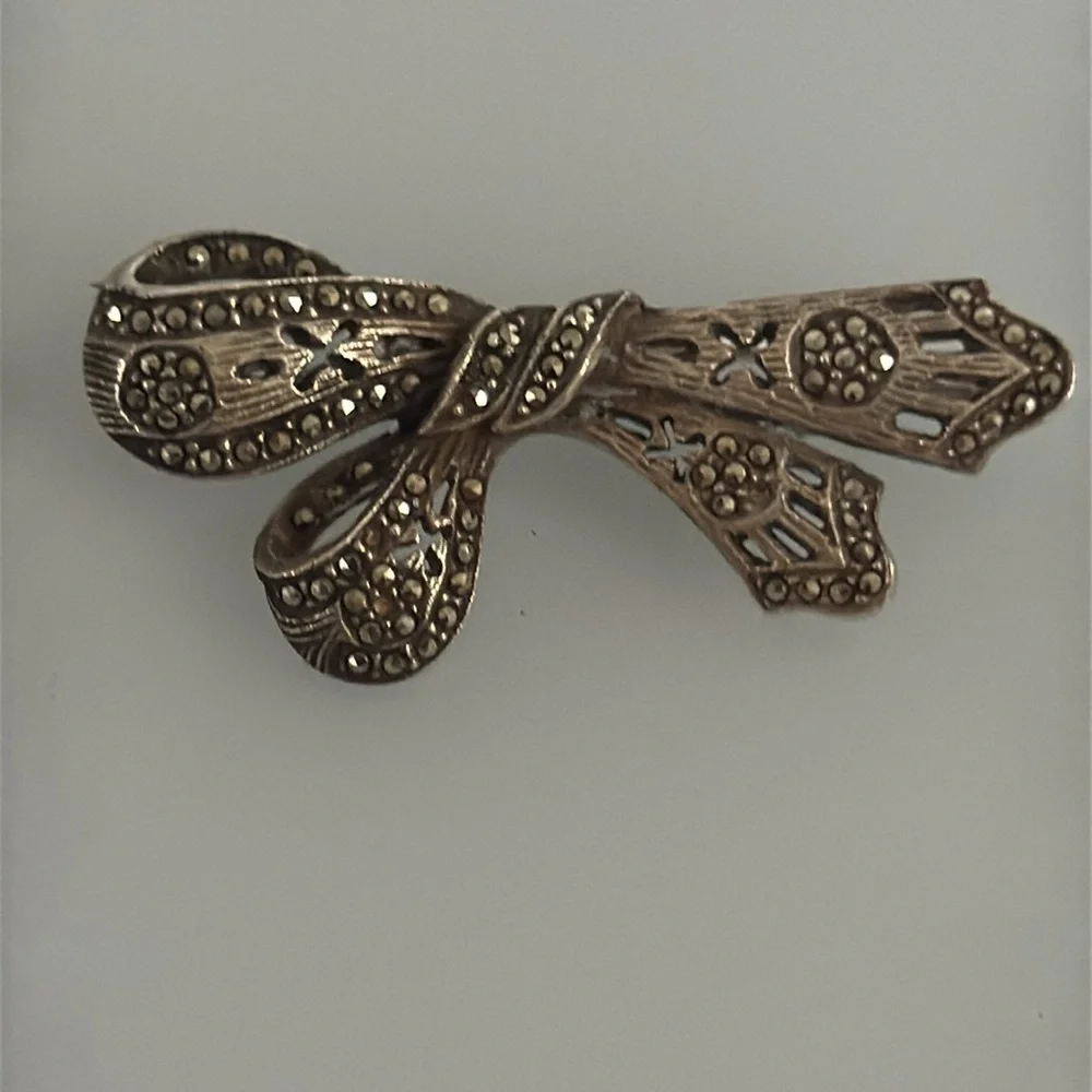 Elegant Bow 925 Sterling Silver Brooch